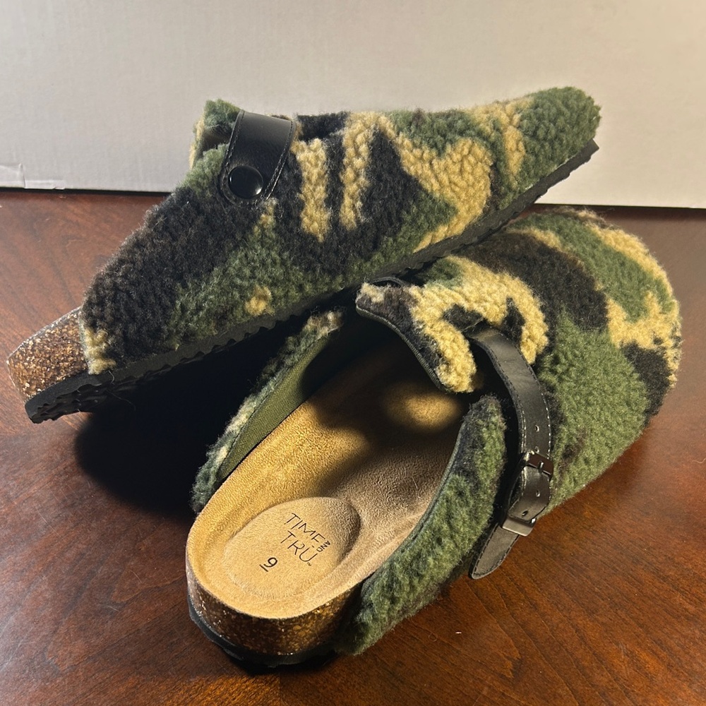 Women’s Sherpa Camouflage Clogs Size 9